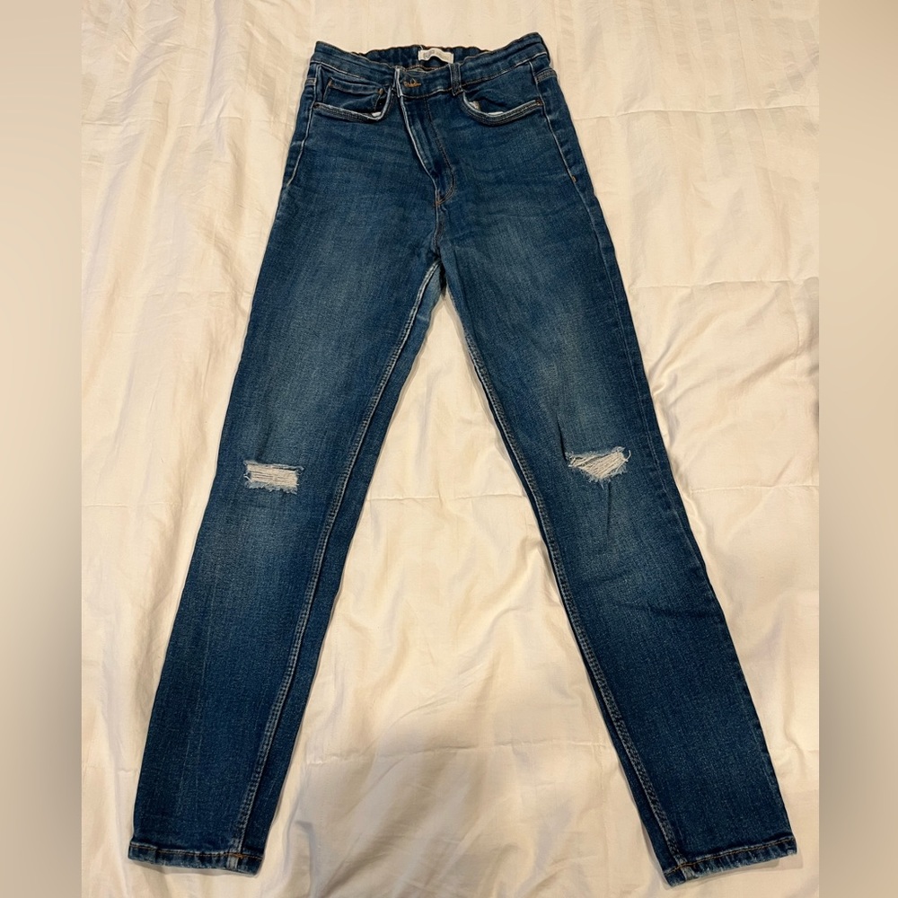 Hi rise skinny jeans with knee distress